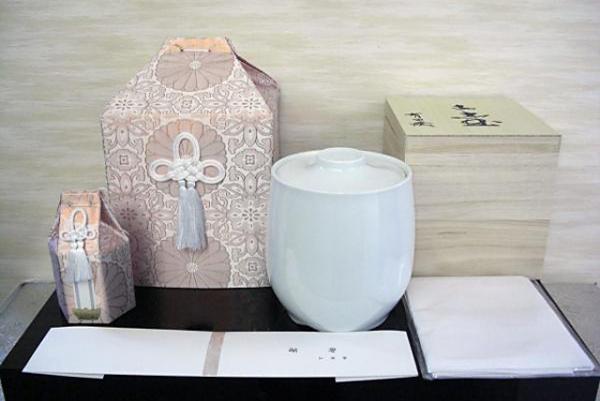 母の遺骨がなぜか大小2つの骨壷に納められています。この場合、粉骨の料金はどうなりますか?
