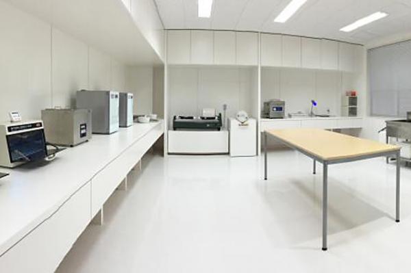 粉骨がどのような場所で行われているのか気になります。見学はできますか?