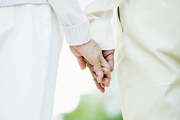 ［ コラム ］手元供養<br>散骨 供養　あなたが逝くまで私を側に置いてください。