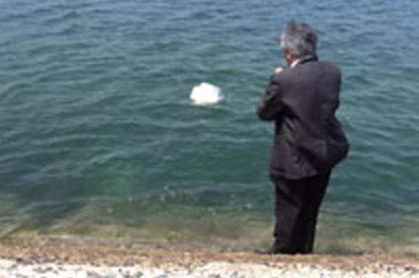 ［ 情報室 ］散骨<br>自分で行う散骨の費用やルールとマナー