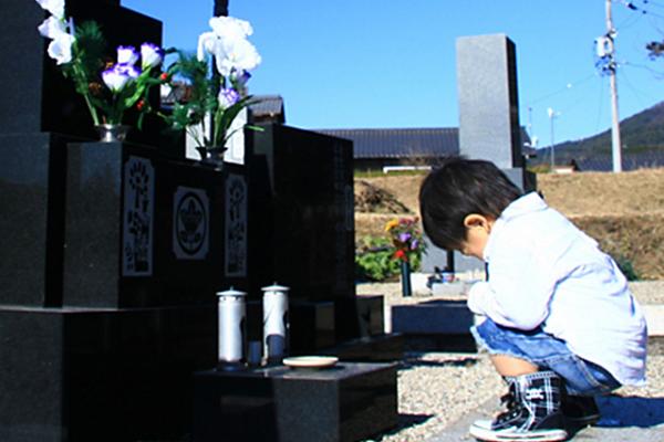 Q．無縁墓になる心配から自分の代で墓じまいを考えていますが、ご先祖様のお骨の行先に悩んでいます。