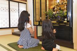 一周忌を終えたのですが、まだお墓に納める気になりません。このまま遺骨を自宅に置いていても良いのでしょうか？